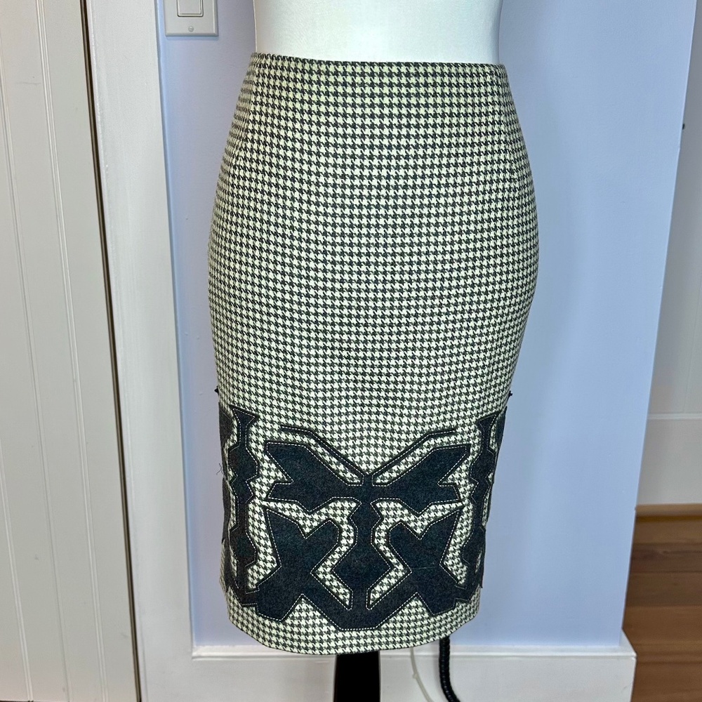 Carlisle Collection Grey/White houndstooth skirt w/applique.  SZ 6. Like New!